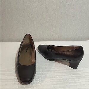 Life Stride, Classic Black Leather Pumps. Size 8.5